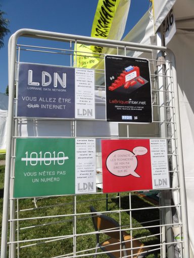 Photo de l'autre panneau supportant les affiches au format A3