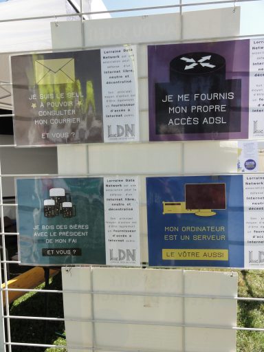 Photo de l'un des panneaux supportant les affiches au format A3