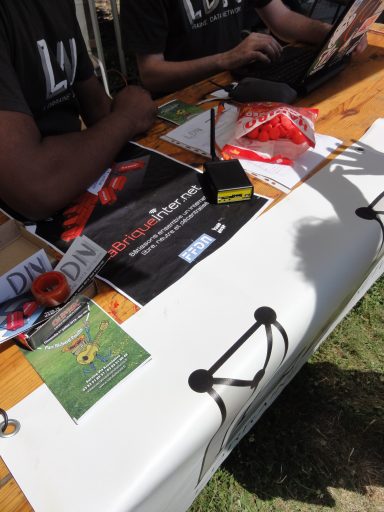 Photo du stand. Une brique y était exposée